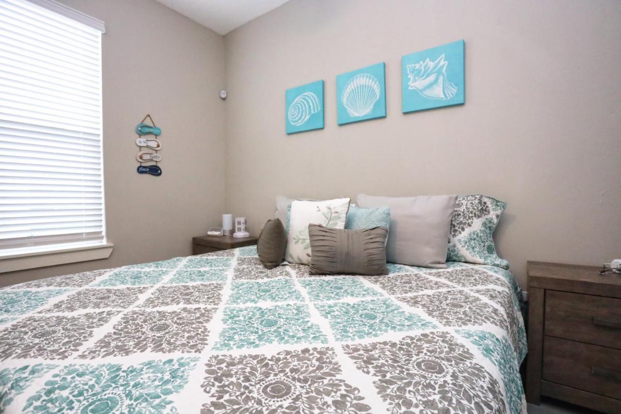 Hidden Hideaway! Bungalow 2 Blocks From The Beach! Sleeps 3 Villa Galveston Exterior foto