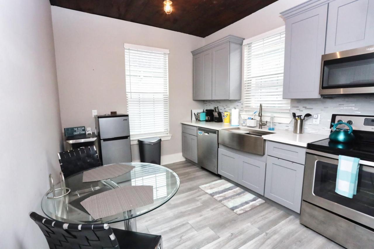 Hidden Hideaway! Bungalow 2 Blocks From The Beach! Sleeps 3 Villa Galveston Exterior foto