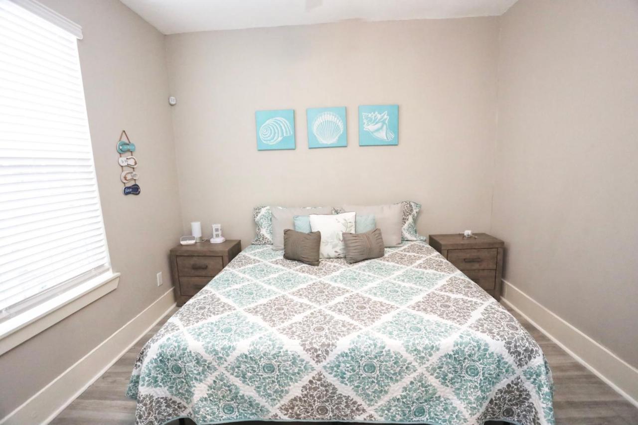 Hidden Hideaway! Bungalow 2 Blocks From The Beach! Sleeps 3 Villa Galveston Exterior foto