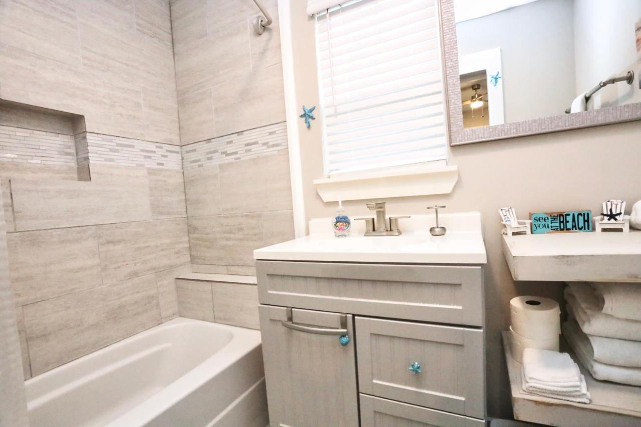 Hidden Hideaway! Bungalow 2 Blocks From The Beach! Sleeps 3 Villa Galveston Exterior foto